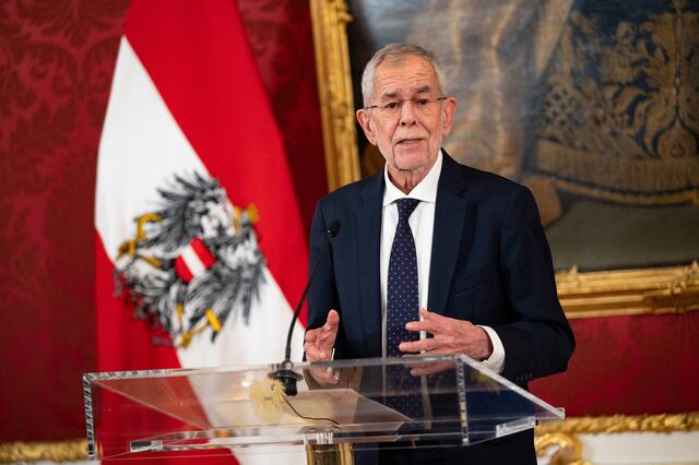 ÖVP, SPÖ und NEOS setzen die Koalitionsgespräche am Samstag fort – Bundespräsident Alexander Van der Bellen wird zu Mittag über den Stand der Verhandlungen informiert. | Foto: Elisabeth Mandl / REUTERS / picturedesk.com