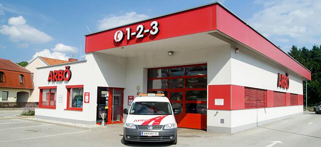 In Berndorf sind vier Techniker, und in Traiskirchen sind acht Mitarbeiter im Panneneinsatz. | Foto: ARBÖ