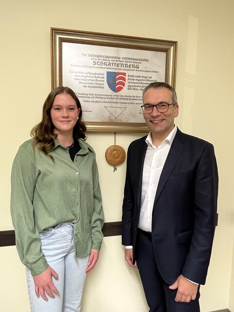 Der Schrattenberg Bürgermeister gratuliert Julia Pejcl zur postitiven Stellung.  | Foto: Gemeinde Schrattenberg
