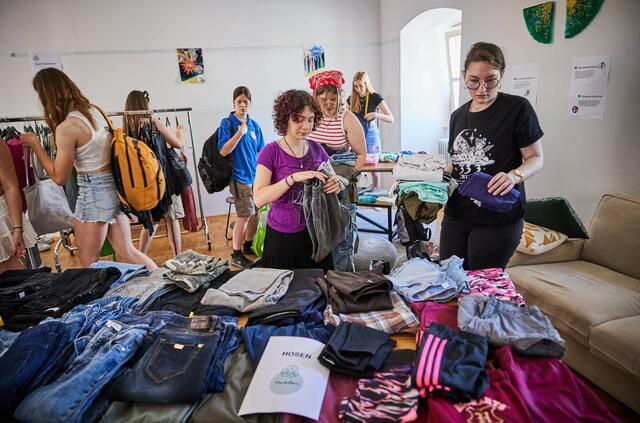 Statt gut erhaltene Kleidung zu entsorgen, kann man diese auch ganz einfach tauschen. Das ist nicht nur gut fürs Börserl, es schont auch die Umwelt. | Foto: Franz Gleiß