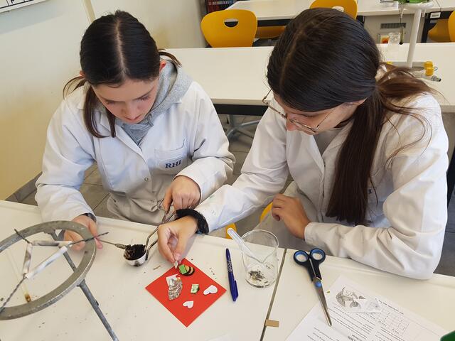 Sogar in den Pausen tüftelten sie an ihren neuartigen Klebstoffen.  | Foto: KK