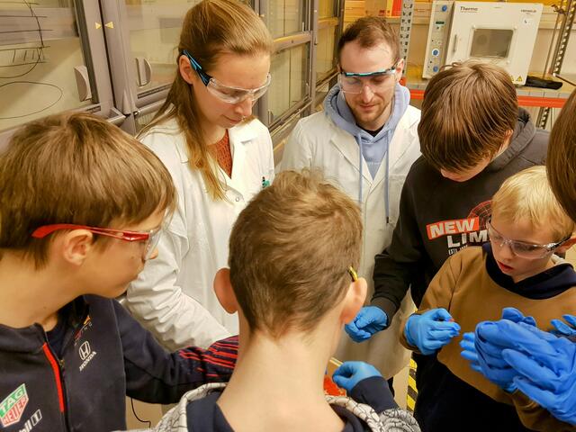 Im Rahmen des Workshops „Green Chemistry“ machten die Schüler des Europagymnasiums einen Ausflug an die Montanuni Leoben. | Foto: KK