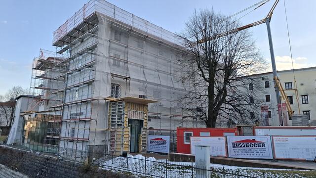 Im Keltenmuseum wird kräftig gebaut.
Fotos: Josef Wind