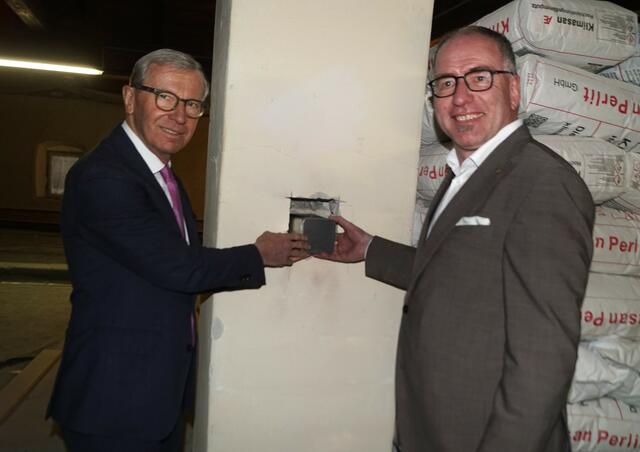 LH Wilfried Haslauer und Bgm. Alexander Stangassinger setzen die Zeitkapsel ein.