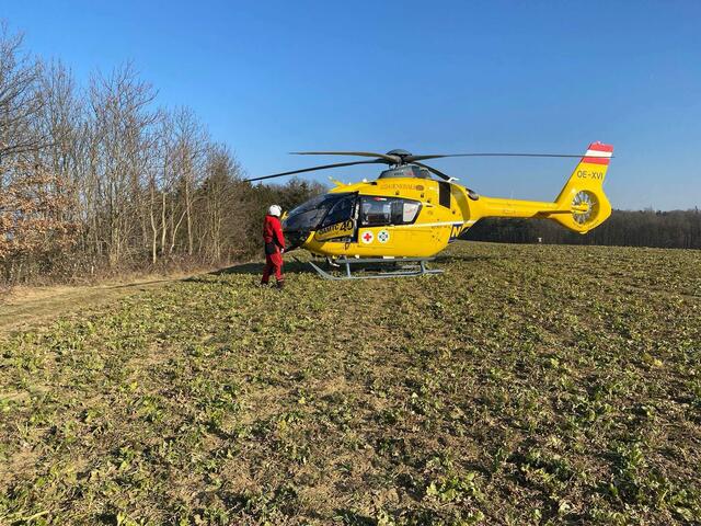 Nach der Stabilisierung des Verletzten wurde er mit dem Notarzthubschrauber in ein Klinikum geflogen. | Foto: DOKU-NÖ