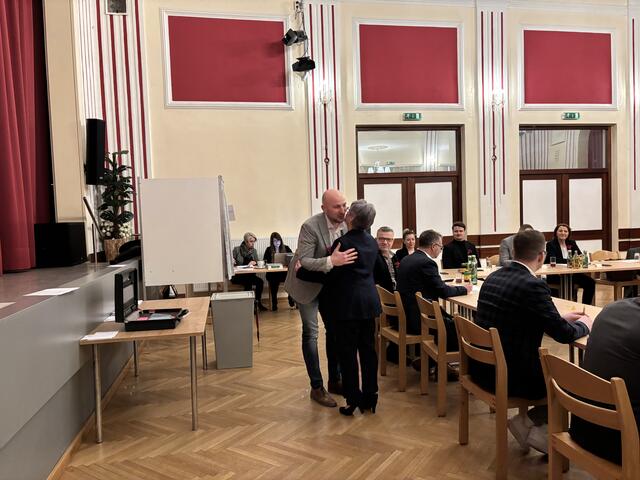 Die Vorsitzübergabe an den Bürgermeister. | Foto: Lina Chalusch