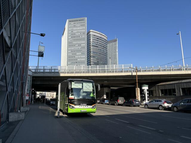 Der Fernbus-Terminal in Erdberg ist derzeit noch aktiv. Mit der Umsiedlung an den Handelskai könnte das Geländer aber anderweitig genutzt werden. | Foto: Verena Kriechbaum/MeinBezirk
