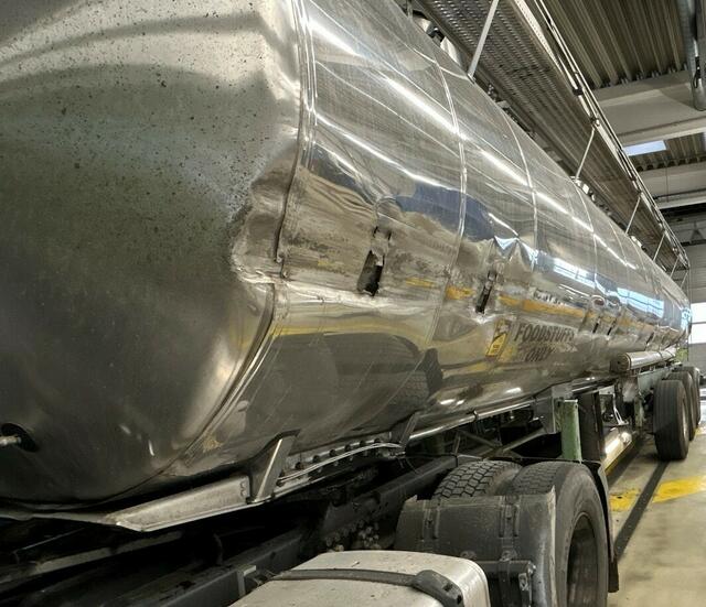 Trotz erheblicher Schäden war der Sattelzug weiter unterwegs. Er wurde aus dem Verkehr gezogen. | Foto: LPD Wien