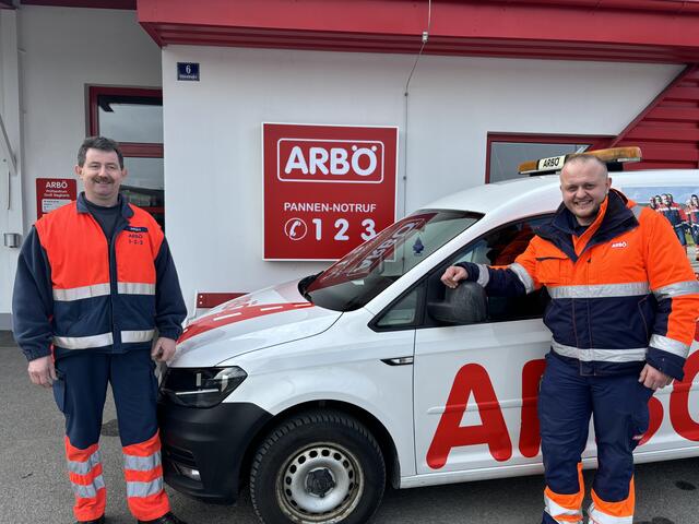 Die beiden Techniker Heinz Groll (l.) und Edin Redzic vom ARBÖ Waidhofen/Thaya | Foto: Daniel Schmidt