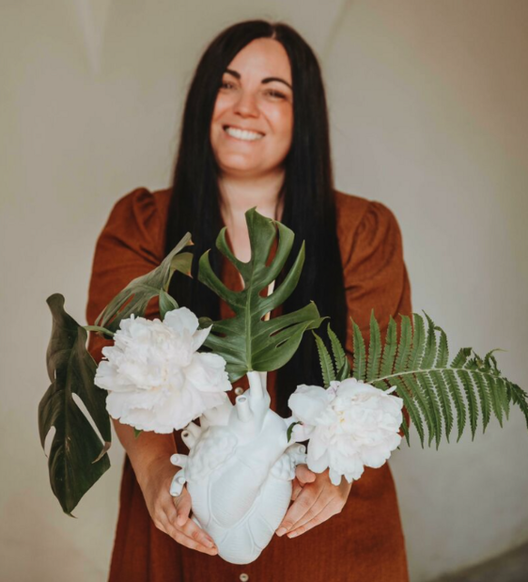 Begonnen hat alles mit dem Entwurf ihres neuen Logos, welches nicht die klassische Herzform haben, sondern anatomisch geformt sein sollte. Daraus sollte auch ihre Lieblingsblume erblühen | Foto: freilicht.konnektiv (Sabrina Stummer)