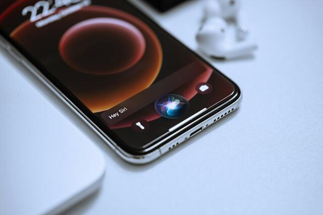 In einer Handy-Werkstatt lief ein Akku heiß, deshalb entwickelte sich Rauchgas. (Symbolfoto) | Foto: omid armin/Unsplash