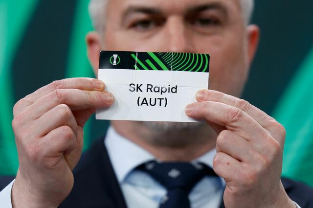 Am Freitag fand die Auslosung des Achtelfinales der Conference League statt. Rapid trifft dabei auf Banja Luka. | Foto: VALENTIN FLAURAUD / AFP / picturedesk.com