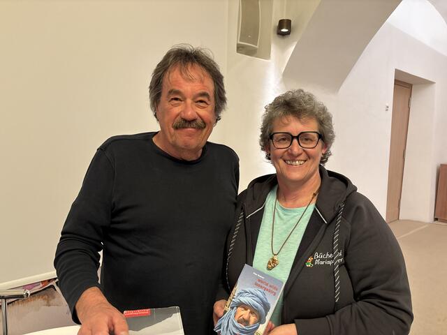 Peter Blaikner mit Büchereileiterin Gerti Moser | Foto: Bücherei Lessach