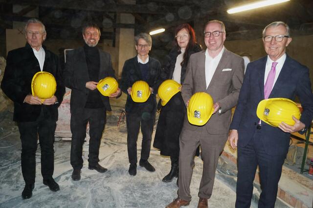 Die Gäste nahmen die Dachboden-Baustelle in Augenschein.
