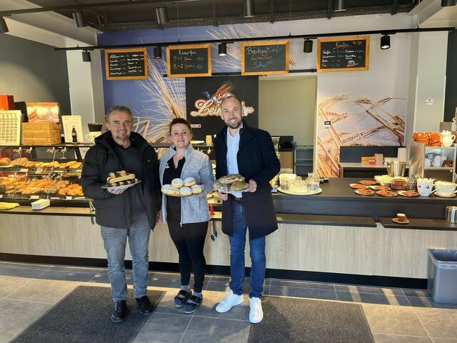 Die Betreiber des neuen Cafés am Bahnhof von der Bäckerei Leimüller mit Neumarkts Bürgermeister, David Egger-Kranzinger. | Foto: Stadtgemeinde Neumarkt
