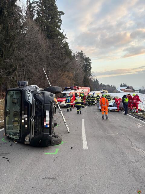Mithilfe einer Leiter konnte die eingeschlossene Person aus dem Fahrzeug geborgen werden. | Foto: FF Ligist
