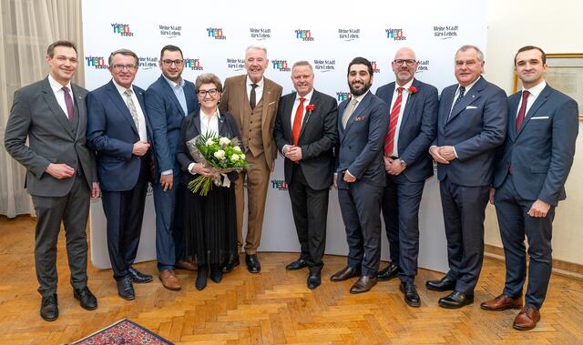 Die neue bunte Stadtregierung der Stadt Wiener Neustadt (v.l.n.r.) - Philipp Gruber, Franz Piribauer. Philipp Gerstenmayer, Erika Buchinger, Klaus Schneeberger, Rainer Spenger, Kanber Demir, Norbert Horvath, Franz Dinhobl, Kevin Pfann (bei der Sitzung urlaubsbedingt abwesend: Sabine Bugnar). | Foto: Weller, Stadt WRN