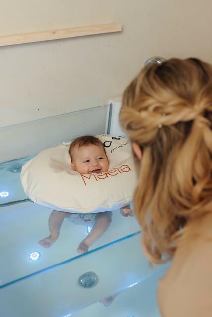 Der neue Baby Spa Bereich ist das absolute Highlight des Post Family Resort in Unken. Hier wird das schwerelose Gefühl des Mutterleibes nachgeahmt.  | Foto: POST Family Resort
