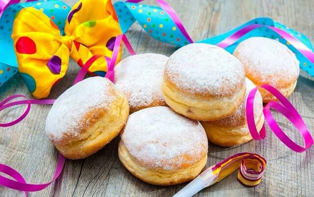 Ungefähr 800 Faschingskrapfen bereitet Manuela Egger in ihrer Backstube jährlich von Jänner bis zum Ende der Faschingszeit zu. | Foto: Manuela Egger
