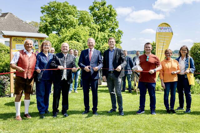 Gemeinsam mit Sponsoren, Mitarbeitenden und Politikern wurde der Bienenlehrpfad feierlich eröffnet.
Von links nach rechts: Imkerfacharbeiter Kurt Feichtner, Obfrau Umweltausschuss Gabriele
Schönberger, Bürgermeister Bernd Schützeneder, Landeshauptmann Thomas Stelzer,
Landesrat Stefan Kaineder, Philipp Straßmayr und Margit Zauner – Klimabündnis OÖ. | Foto: Kurt Feichtner