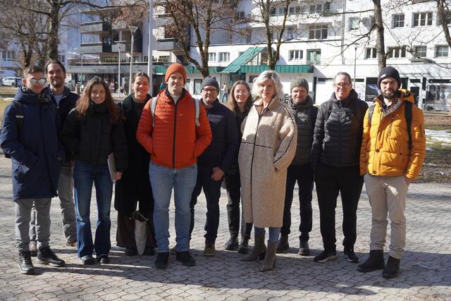 Die Studierenden mit Bürgermeisterin Evi Huber (4. v. r.) und Studiengangsleiter Stefan Netsch (2. v. r.) bei der Stadtbesichtigung. | Foto: Johannes Brandner