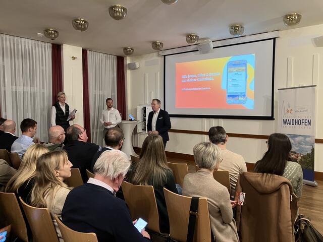 Beim Infoabend im Stadtsaal konnten sich Vereine und Unternehmen von den Vorteilen der digitalen Plattform CITIES überzeugen. | Foto: Stadtgemeinde Waidhofen/Thaya