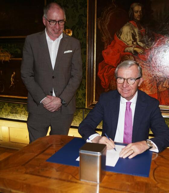 Urkunden-Unterschrift für die Zeitkapsel, die eingemauert wurde.