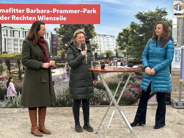 Die Arbeiten für den neuen Barbarar-Prammer-Park an der Rechten Wienzeile haben begonnen. Im Bild v.r. Planungsstadträtin Ulli Sima (SPÖ), Bezirksvorsteherin Silvia Janković (SPÖ) und Mitglied des Landesteams Wiens Selma Arapović (Neos) | Foto: Nathanael Peterlini/MeinBezirk