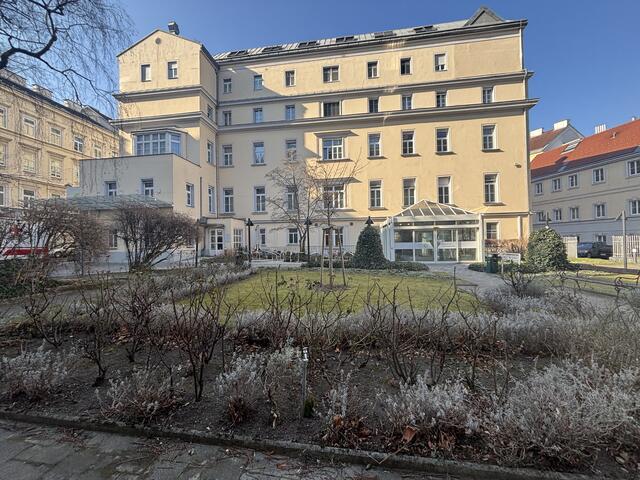 Im Mai 2026 soll die Klinik Confraternität abgerissen werden. | Foto: Philipp Scheiber / MeinBezirk