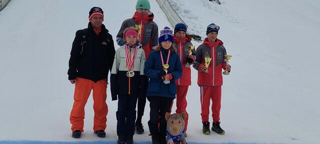 Trainer Hubert Mandl mit vorne v. l.: Noah Vos, Frieda Decker, Jasmin Kettele, Ben Kocher und Philip Kollau (hinten). | Foto: Kocher