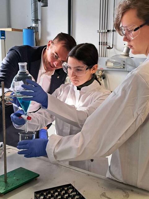 In der Montanuniversität lernten die Schülerinnen und Schüler von Wissenschaftlern wie Reinhard Lerchbammer praxisnahe Labortechniken kennen.  | Foto: KK