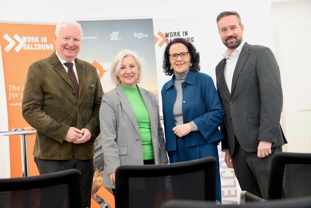 In der Kaigasse 13 in der Salzburger Altstadt hat am vor Kurzem das neue Service-Center seinen Betrieb aufgenommen. Im Bild v.l.: Bürgermeister-Stellverteter Florian Kreibich, Stadträtin Andrea Brandner, Landesrätin Daniela Gutschi und Landeshauptmann-Stellvertreter Stefan Schnöll. | Foto: Land Salzburg / Franz Neumayr