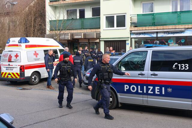 Raubüberfall in Marchtrenk, die Fahndung läuft! Ein Großaufgebot an Polizisten kontrolliert die Einfalls- und Ausfallstraßen, vor Ort läuft die Spurensicherung. | Foto: laumat.at