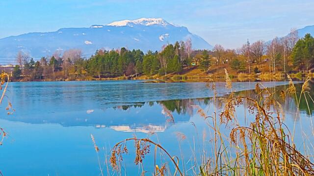 Dobratsch spiegelt sich im nur mehr teilweise zugefrorenen Silbersee.