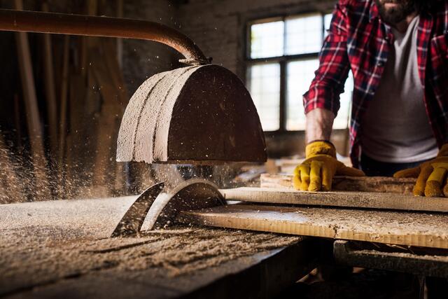 Bei Arbeiten an einem Bretterzubringer geriet ein 46-Jähriger aus dem Bezirk Schärding am 20. Februar 2025 in die Maschine und verlor einen Teil des linken Ringfingers.  | Foto: PantherMedia/VitalikRadko
