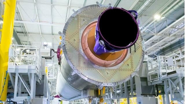 Pinkfarbene Hochtemperaturisolation aus Österreich in der Nähe des Vulcain-Triebwerks der Unterstufe (Hauptstufe) der Ariane 6 | Foto: ArianeGroup