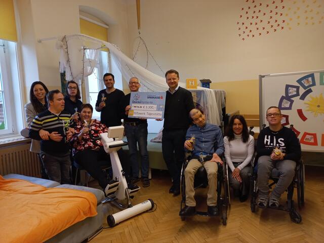 Michael Wratschko und Andrea Gritsch überreichten als Vertreter der Wild Holding den Spendenscheck in der Tagesstätte Völkermarkt. | Foto: WILD Gruppe