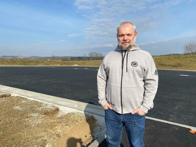 UTC- Obmann Jürgen Gumhold erklärt die Notwendigkeit einer Sanierung der Tennisplätze. | Foto: Anna Maria Kaufmann