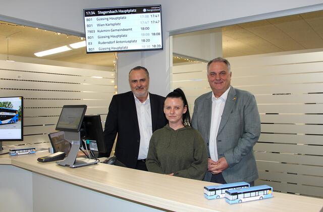 Landeshauptmann Hans Peter Doskozil (l.) und VBB-Geschäftsführer Wolfgang Werderits (r.) mit einer Mitarbeiterin bei der Eröffnung des neuen Ticketshops im Pinka-Center | Foto: LMS
