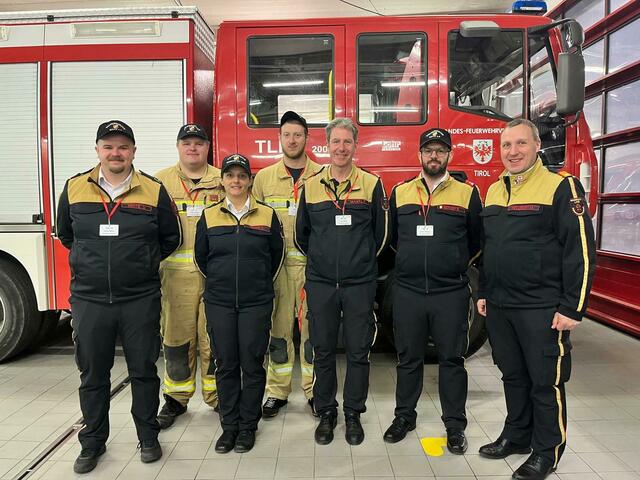 v.l.n.r. OV Daniel White, OFM Philip Gaugg, HV Simone Mantl, OLM Patrick Lutz, HBM Franz
Mantl, OBM Roman Berger, BFK Stv. Martin Hellbert | Foto: Freiwillige Feuerwehr Reith