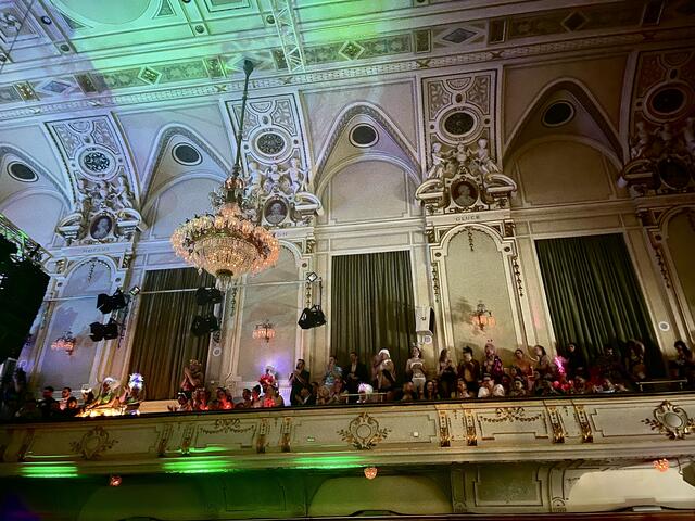 Auch von der Galerie wurde die Show auf der Hauptbühne verfolgt. | Foto: Franziska Pronneg