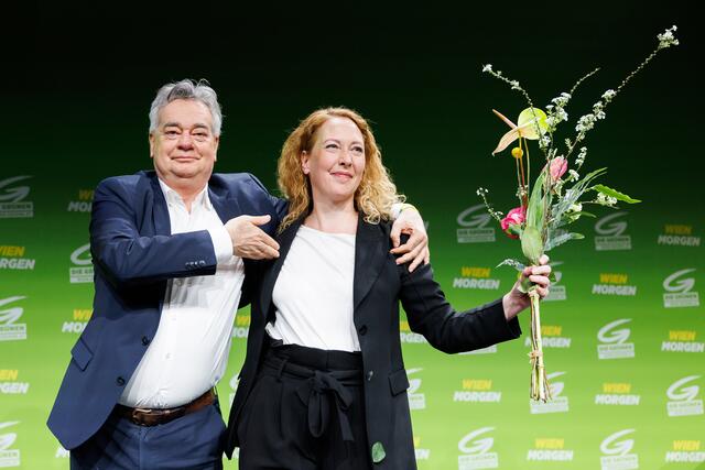 Werner Kogler gratulierte Judith Pühringer zur Wahl als Spitzenkandidatin. | Foto:  FLORIAN WIESER / APA / picturedesk.com