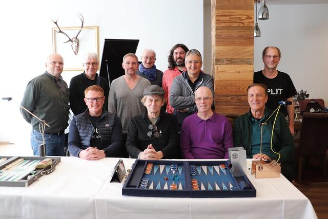 Liebochs Vzbgm. Jürgen Hübler (li) mit den Weltmeistern Fritz Rattinger und Michael Higatsberger sowie Backgammon-Präs. Horst Zach (alle sitzend) und Österreichs Elite im Backgammon beim Start in der Liebocher Stub’n. | Foto: Edith Ertl