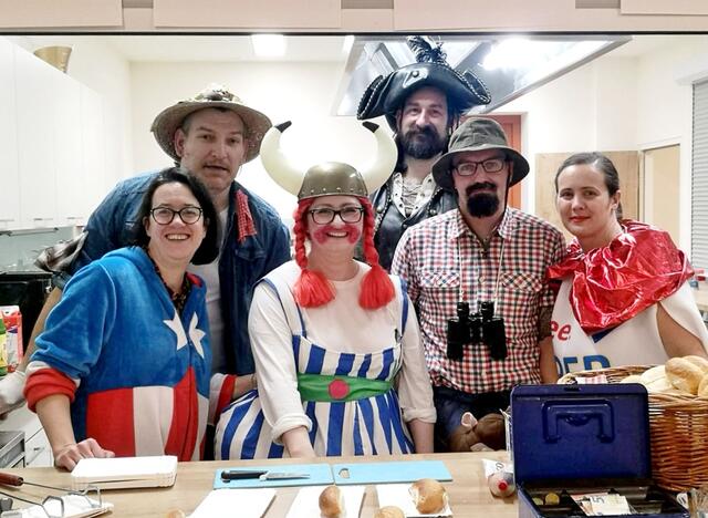 Obfrau Yasemin Cetin (Bildmitte) und ihr Team der Kinderfreunde laden zum Kinderfasching in die Straßengler Halle.  | Foto: privat