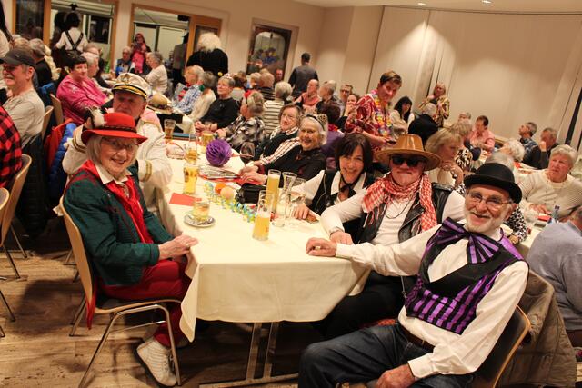 Bunte Faschingsverkleidungen kamen auch nicht zu kurz.