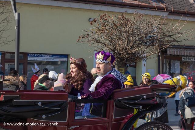 Das Prinzenpaar Eva Kurz und Michael Halbedl ziehen mit Ihrer Pferdekutsche durch die Straßen. | Foto: www.cine-motion.at / Ivanek