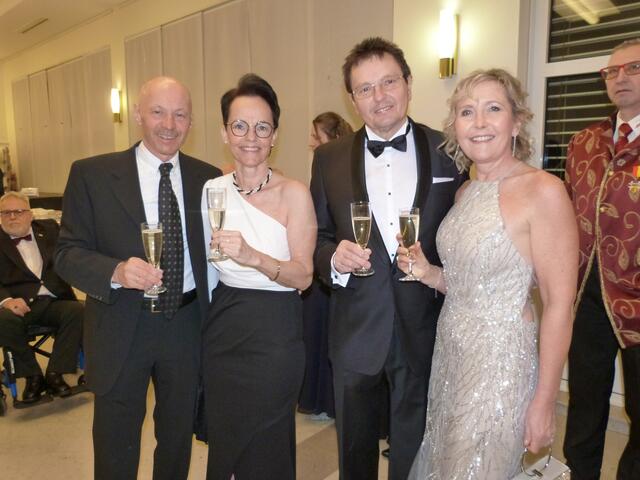 Die Gäste beeindruckten mir der edelsten Kleidung. 