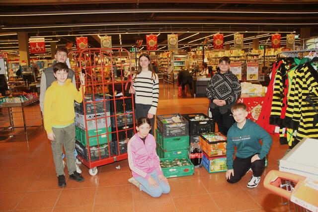 Danke an die Firmlinge aus Jabing, die eine Menge Lebensmittel vor dem Interspar Unterwart für die Team Österreich Tafel gesammelt haben. | Foto: Peter Seper