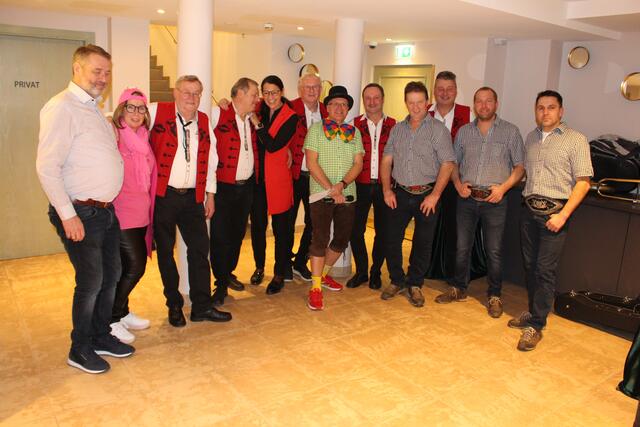 Gruppenfoto Organisator Helmut und Ingrid Pach mit Gastgeber und Musikgruppen.