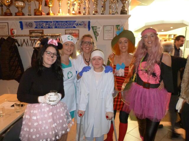 Mit lustigen Gruppenkostümen sorgten die Gäste für jede Menge Begeisterung. 